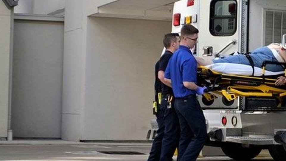 Femeie de 43 de ani găsită decedată în faţa unui bloc din Zalău