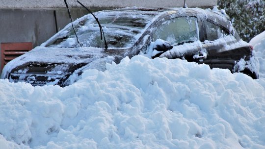 Galaţi: 15 autoturisme - blocate în zăpadă