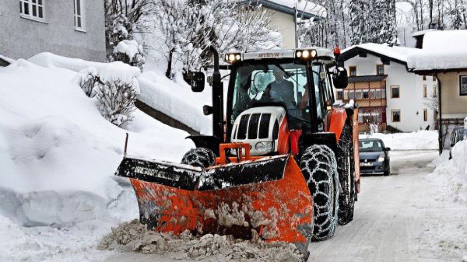 Localităţi din 7 judeţe, afectate de vânt şi polei. Zeci de persoane au fost evacuate din maşini înzăpezite