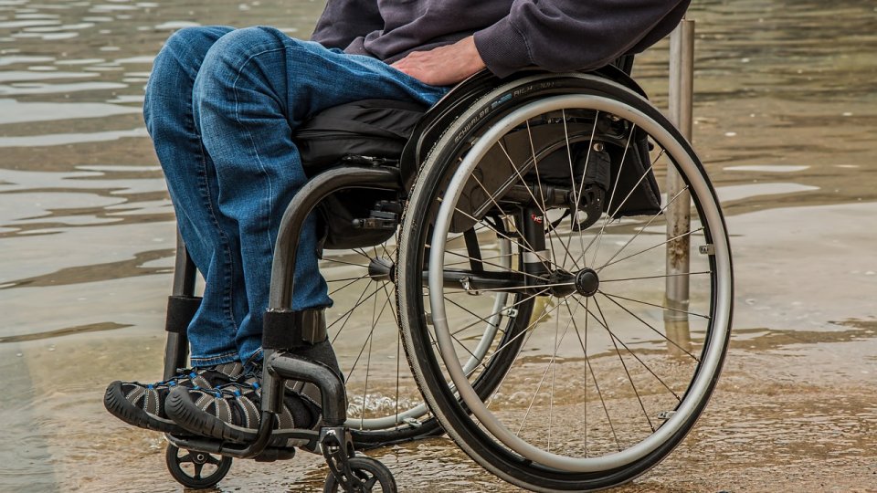 Expunerea la privare materială a persoanelor cu dizabilități din România