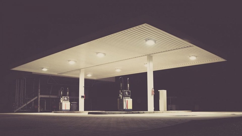 Benzina mai scumpă, prețul mediu pe litru a crescut cu 1,7% într-o lună