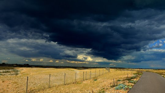 Cod galben de vânt în Dobrogea, pe parcursul zilei de luni;atenţionare de ninsori şi viscol în 11 judeţe, până marţi dimineaţa