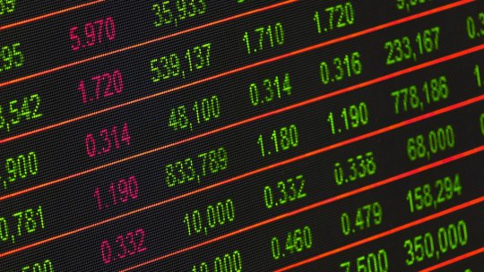 Evoluţii financiar-bancare şi bursiere