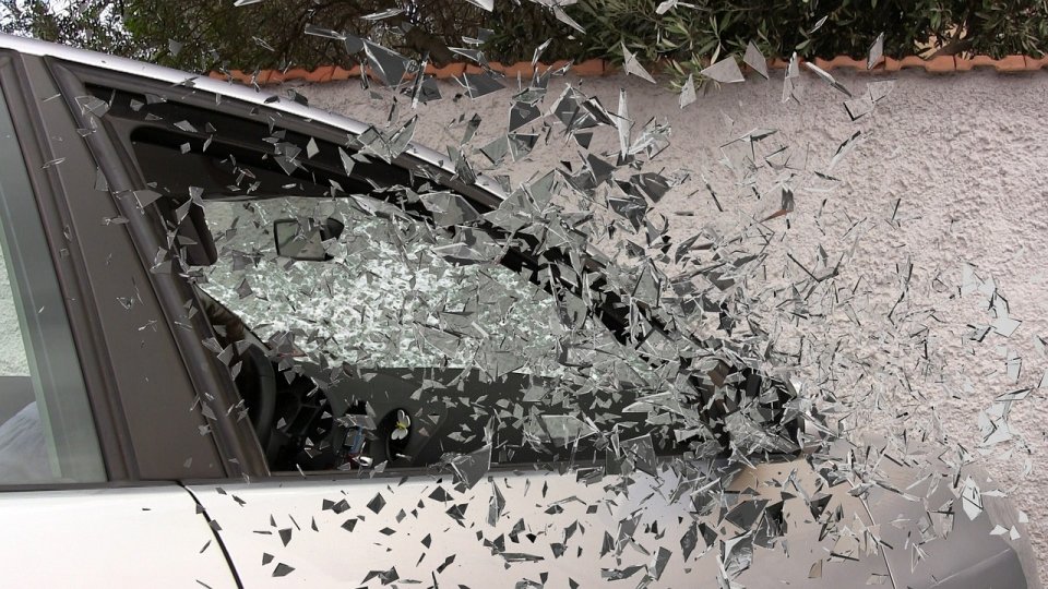Prahova: Accident cu trei maşini pe DN 1D; două persoane au ajuns la spital