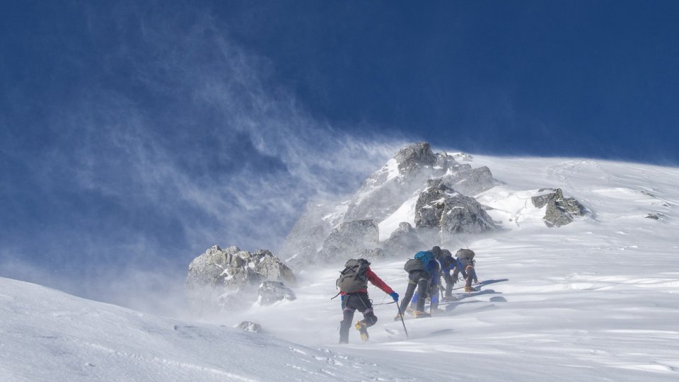 Prahova: Zăpadă, ceaţă şi vânt puternic la munte; salvamontiştii avertizează turiştii să nu parcurgă traseele de altitudine