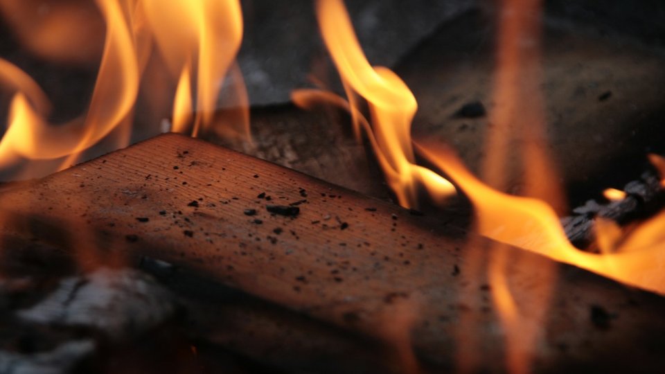Incendiu de vegetaţie uscată şi lizieră de pădure în Munţii Ţibleş; 10 hectare afectate