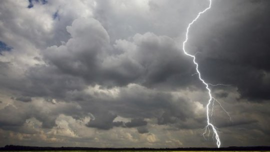 Avertizări de vânt și ploi în întreaga țară, informare meteo valabilă până sâmbătă