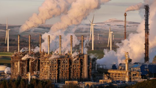 COP29: Organizaţia Greenpeace, dezgustată de noul acord, afirmă că acesta se înclină în faţa producătorilor de petrol