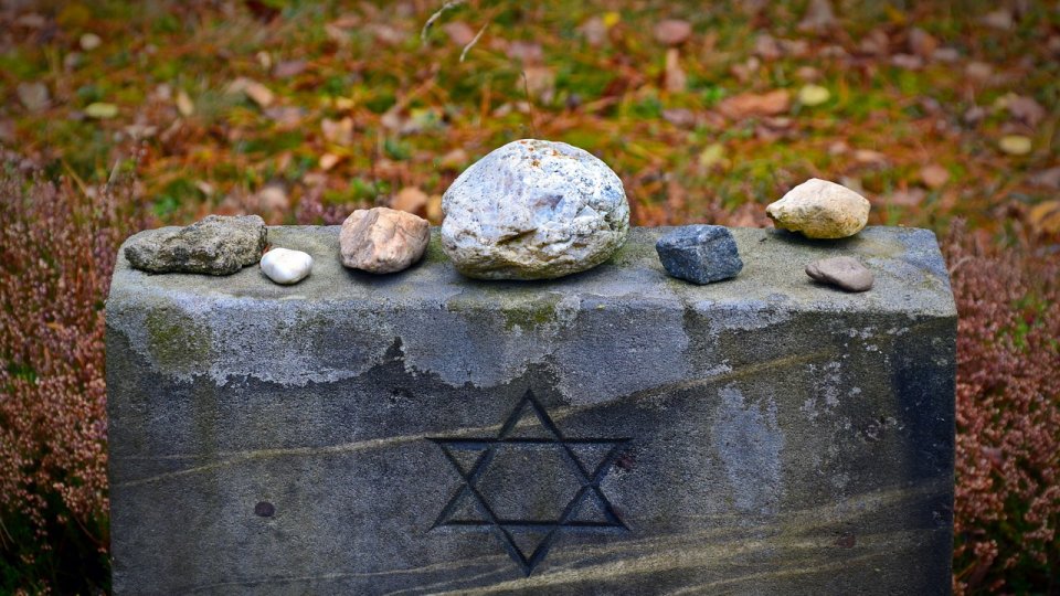 12 povestiri despre Holocaustul din România
