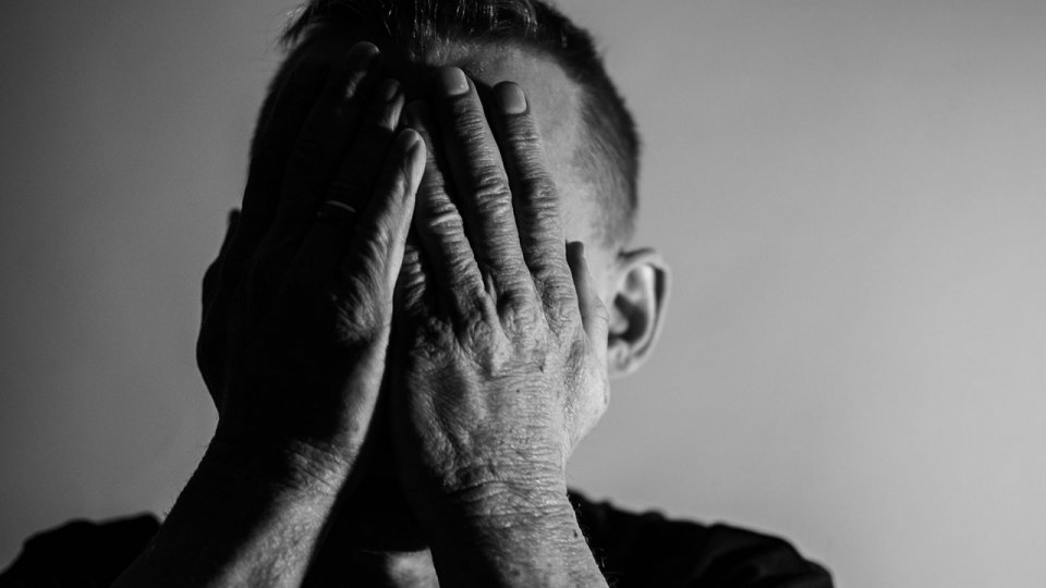 Studiu: 40% dintre persoanele care lucrează în ture se confruntă frecvent cu epuizarea