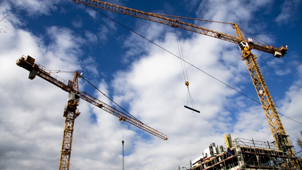 Numărul autorizaţiilor de construire pentru clădiri rezidenţiale s-a majorat cu 3,5%, la zece luni