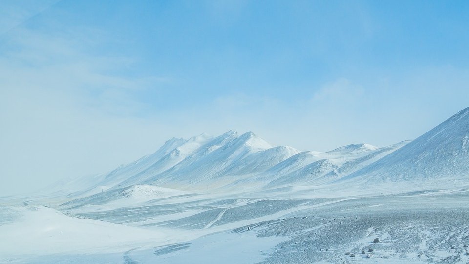 Vâlcea: Turişti înzăpeziţi în Masivul Cozia, scoşi din nămeţi de jandarmi