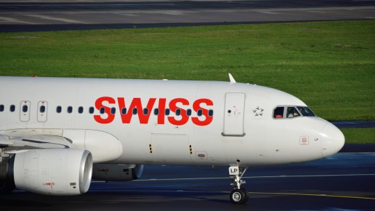 Un avion al companiei Swiss, plecat de la Bucureşti, a aterizat de urgenţă în Austria