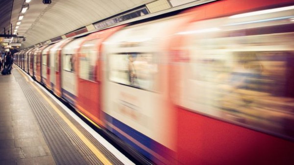 UPDATE: Bărbatul care s-a aruncat la metrou în staţia Unirii a decedat