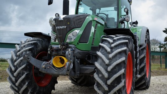 Sute de fermieri germani au blocat cu tractoarele drumurile din apropierea unei fabrici de armament