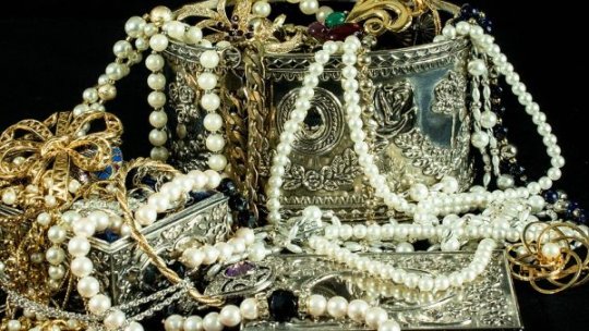 Bijuterii preistorice din aur, provenite din situri arheologice româneşti, au fost aduse în ţară