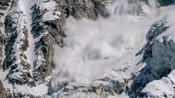 Risc însemnat de avalanşe în munţii Făgăraş, Parâng, Şureanu, Ţarcu, Godeanu şi Rodnei