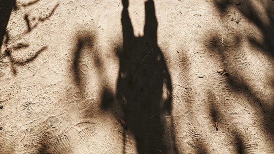 Urme de paşi umani, vechi de aproximativ 100.000 de ani, descoperite în Maroc