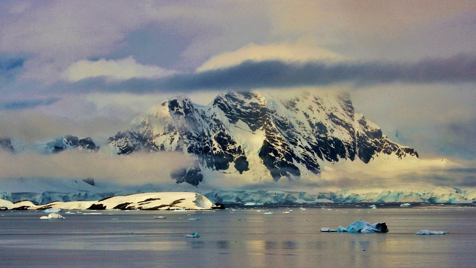 Antarctica, ameninţată de microplasticele care provoacă degradarea mediului (cercetare)
