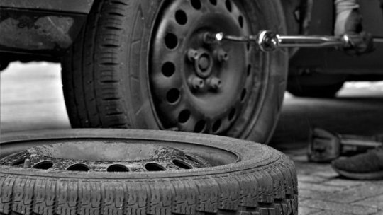 Spaima cartierului: A tăiat anvelopele de la 24 de autoturisme, după o ceartă