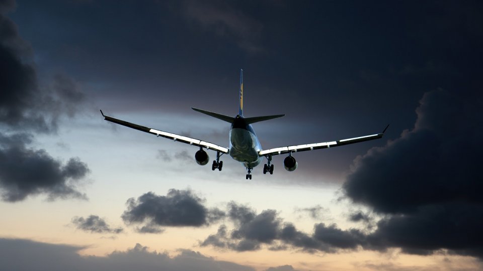 Avion revenit la sol, după ce a fost lovit defulger
