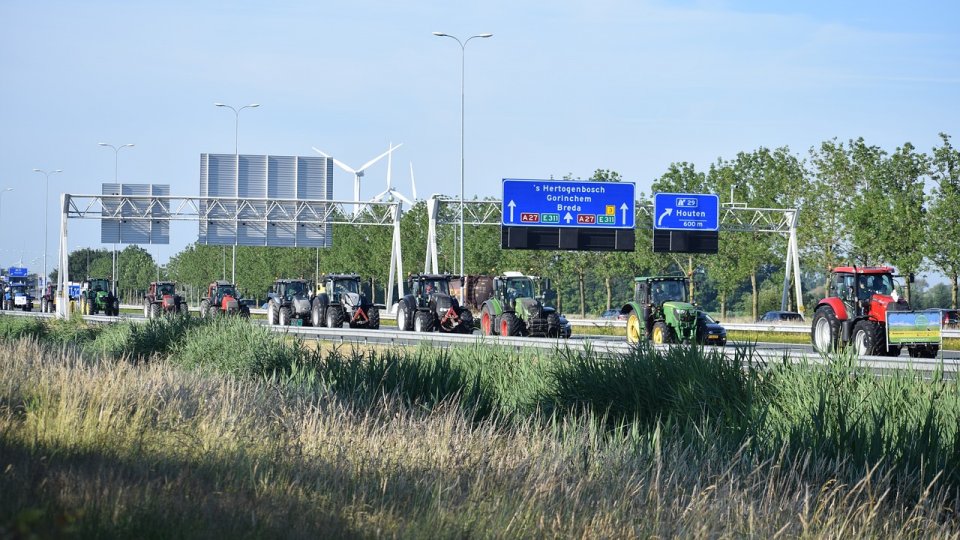 Protestele agricultorilor polonezi au degenerat în violenţe la Varşovia şi cresc presiunea asupra premierului Tusk