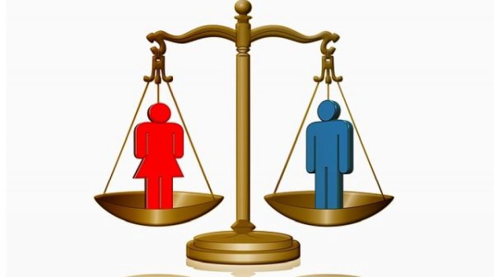 În România se adâncește decalajul salarial dintre femei şi bărbaţi