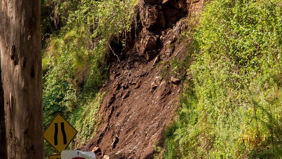 Slănic Prahova în alertă: 20 de oameni evacuați din cauza surpării unei străzi