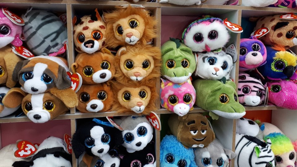 Peste 2.500 de jucării contrafăcute, reţinute de inspectorii vamali