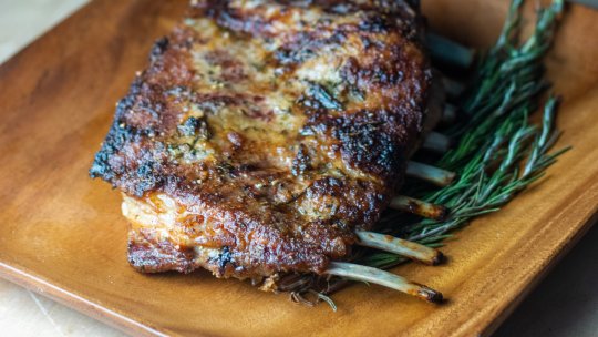 Carnea de miel este la mare căutare în aceste zile, când se fac ultimele pregătiri pentru masa de Paşte