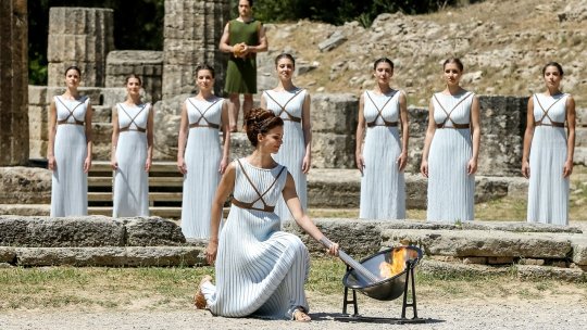 Flacăra olimpică a fost predată la Atena organizatorilor Jocurilor Olimpice de la Paris