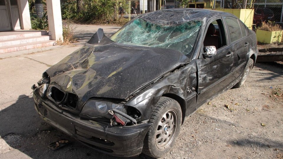 Accident neașteptat în Urziceni: Autoturism strivit sub un acoperiș de bloc