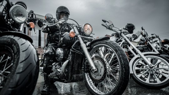INS: Afacerile din comerţul cu autovehicule şi motociclete au crescut, în primele patru luni, ca serie brută, cu 5,5%