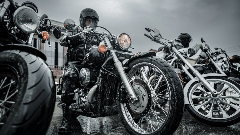 INS: Afacerile din comerţul cu autovehicule şi motociclete au crescut, în primele patru luni, ca serie brută, cu 5,5%