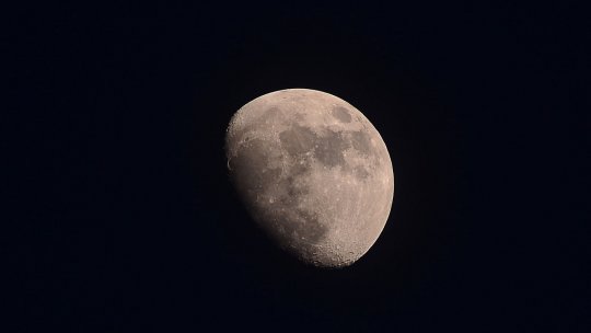 O sondă spaţială chineză a adus pe Terra eşantioane prelevate de pe faţa nevăzută a Lunii