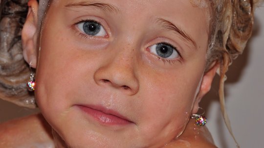 Părul gras: greșeli care îl fac să se îngrașe mai repede