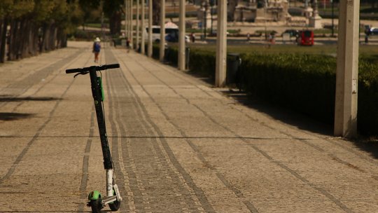 Vrancea: Tânăr care circula cu trotineta pe DN2 - E85, acroşat de un autoturism