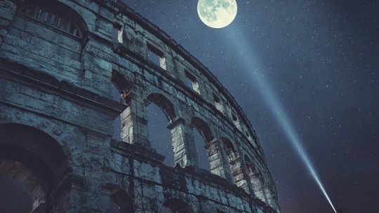 Colosseumul din Roma oferă vizitatorilor tururi nocturne şi proiecţii de film în aer liber