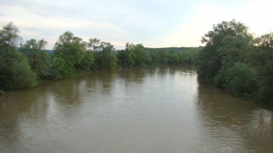 Râuri din 12 judeţe sub cod portocaliu de inundaţii, până miercuri