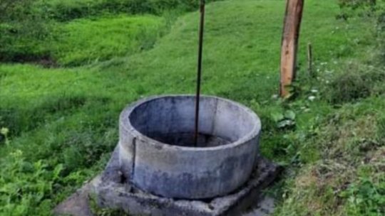 Fântâni secate în două localităţi din Buzău. 8.000 de litri de apă menajeră livrați de urgență