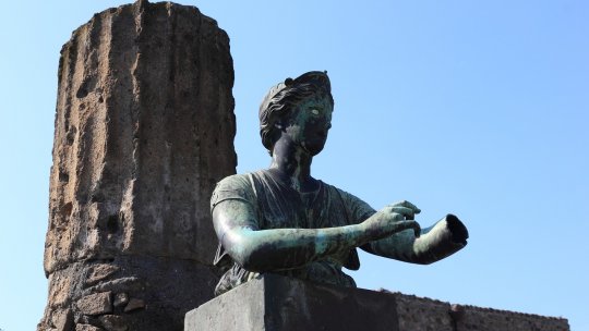 Rămăşiţele a două victime ale erupţiei Vezuviului din anul 79, descoperite de arheologi la Pompei