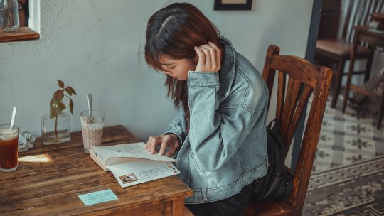 Tinerii din Europa citesc mai mult decât persoanele în vârstă, arată datele Eurostat