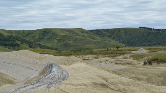 Buzău: Bulele Vulcanilor Noroioşi, asemuite baloanelor de săpun, analizate de o echipă internaţională de cercetători