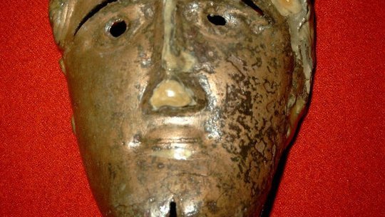 Vâlcea: Expoziţie despre descoperirile arheologice de la Ocnele Mari, la Muzeul Judeţean; masca de la Buridava - printre exponate