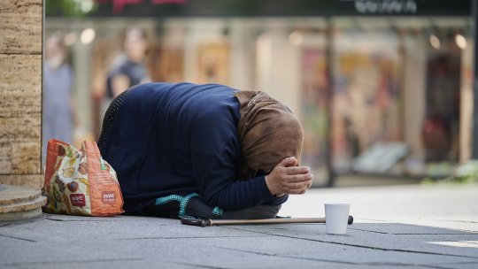 Persoanele care oferă bani cerşetorilor, sancţionate cu amenzi de până la 1.500 lei