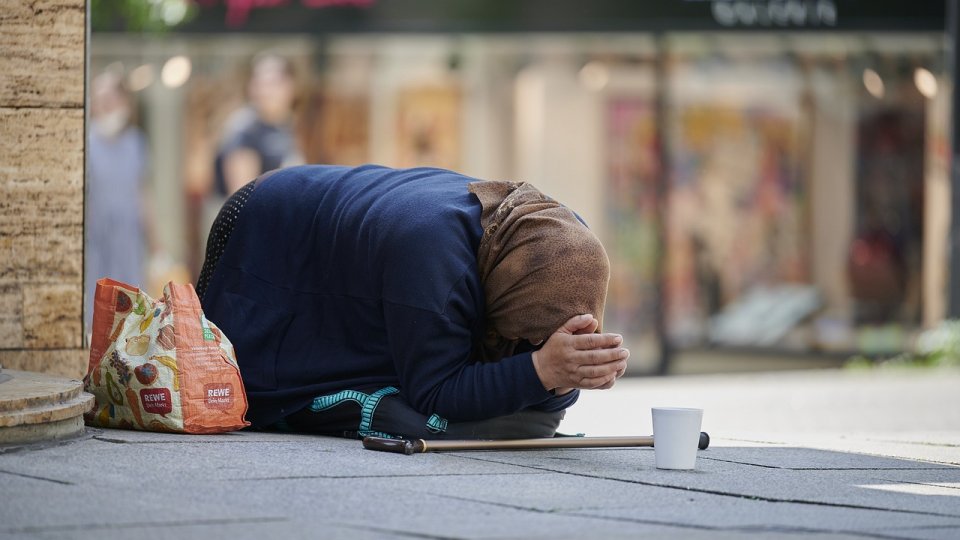 Persoanele care oferă bani cerşetorilor, sancţionate cu amenzi de până la 1.500 lei