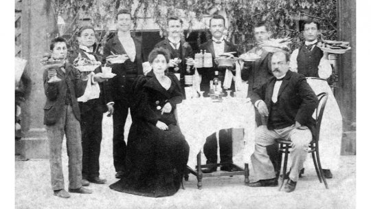 Expoziție dedicată ritualului servirii mesei în prima jumătate a secolului XX