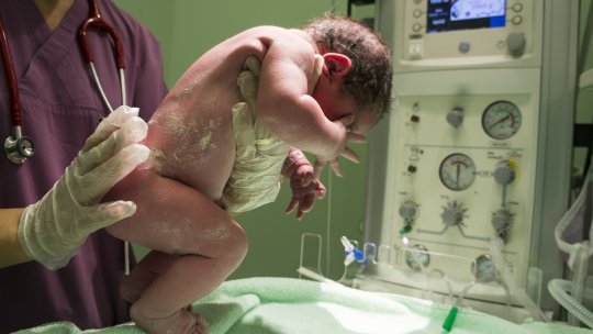 Peste 6.000 de copii au fost născuţi, anul trecut, în România de mame minore