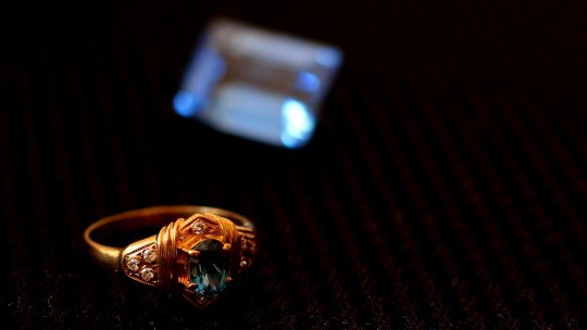 Safirele se formează în interiorul vulcanilor şi nu la adâncimi mari în manta, aşa cum se credea