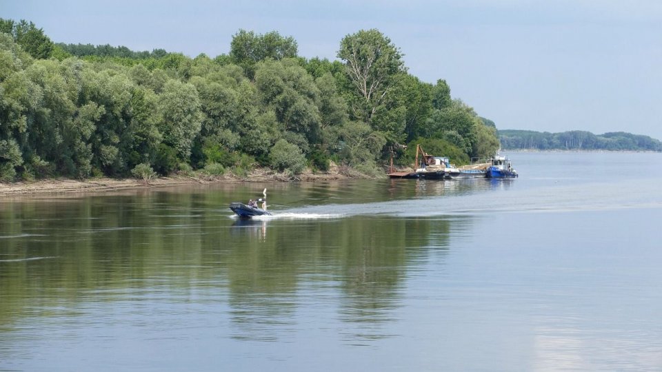 Creștere semnificativă a debitelor Dunării, anticipată în următoarea perioadă. Ungaria ridică diguri provizorii
